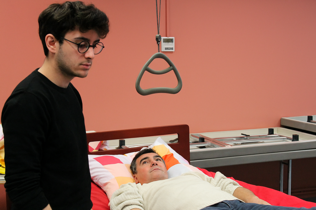 Jeune homme enseignant des gestes et postures à un patient