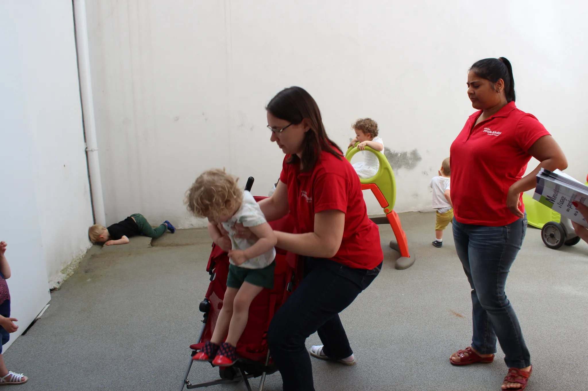 Assistante portant un enfant dans une poussette
