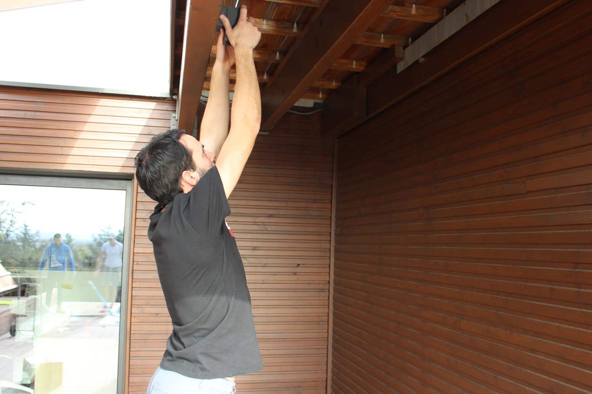 Homme effectuant un travail en hauteur avec un outil